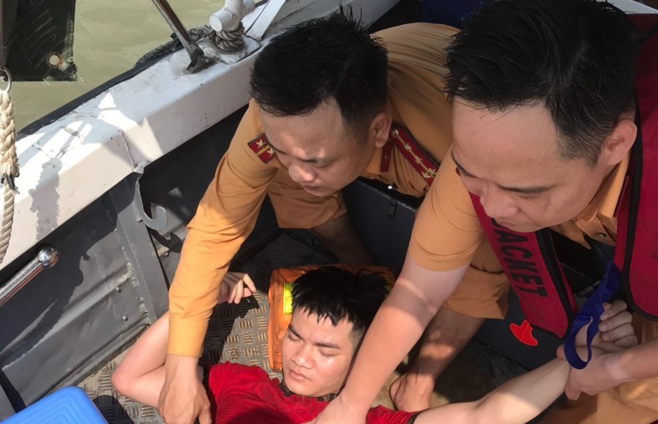 Anh Lô Văn Hùng cảm ơn Trạm Cảnh sát đường thủy Máy Chỉ - Phòng Cảnh sát đường thủy CATP đã cứu em họ nhảy xuống sông Cấm